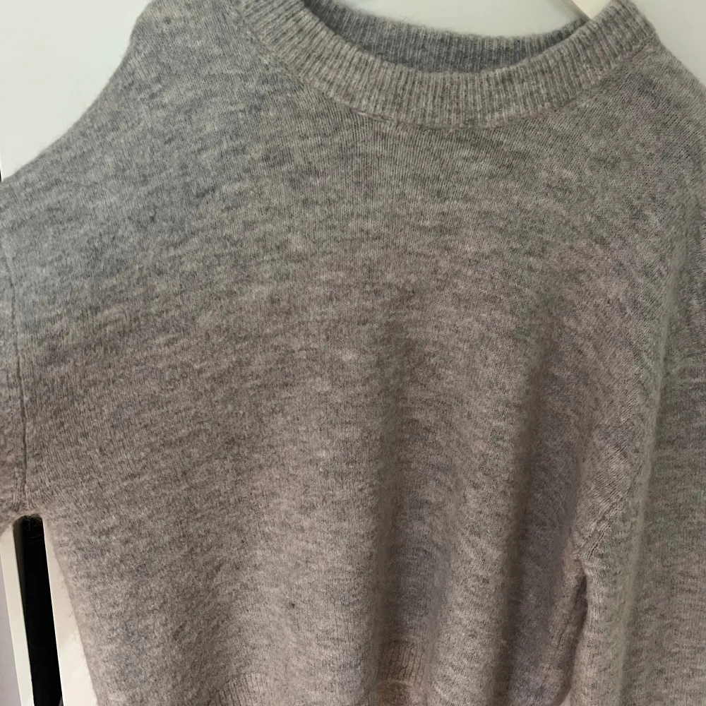 Gina Tricot crew neck knitted sweater i premium quality! Ljusgrå färg, storlek XS (dock stor i storleken) Jättebra skick då den knappt är använd, den är inte nopprig alls!. Tröjor & Koftor.