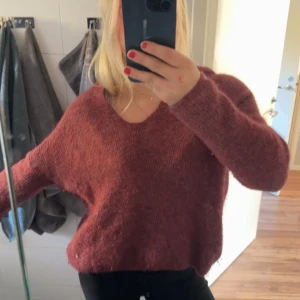 Vinröd stickad tröja - Använd en gång💞storlek s men funkar för mig som brukar bära M
