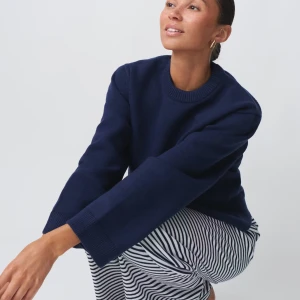 Stickad tröja - Använd fåtal gånger och i väldigt bra skick! Slutsåld på hemsidan i de flesta storlekarna och nypriset är 360kr🩷 egna bilder fås vid intresse!