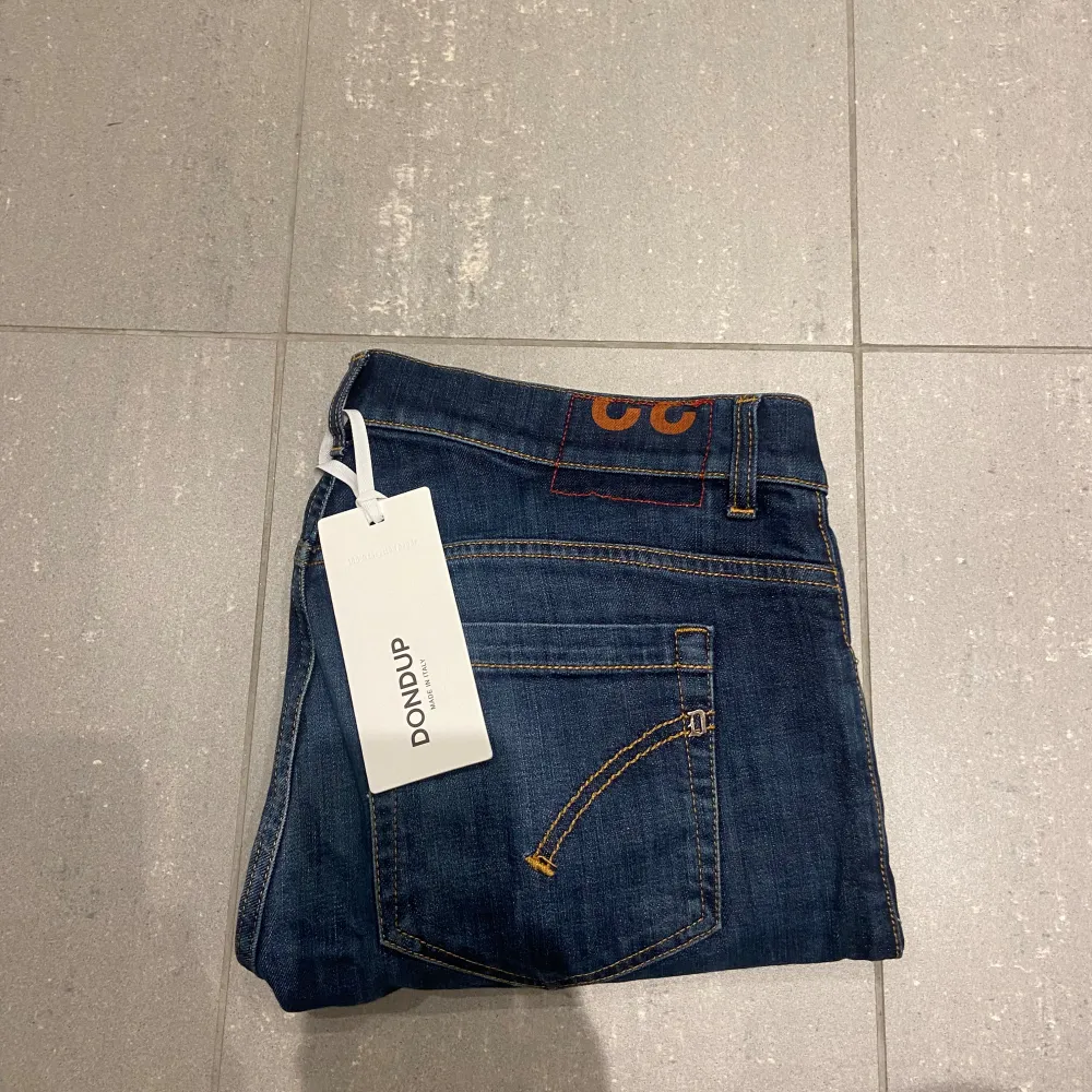 Säljer nu dessa 2 dondup George jeans, gråa/svarta paret är storlek 29 och dem blåa är 32 men passar 30, skriv för fler bilder/frågor🙌🏼. Jeans & Byxor.