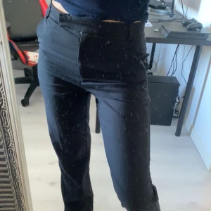 Kostymbyxor med snygga detsljer - Kostymbyxor med snygga detaljer fram & bak på rumpan. Långa och super fina i tyget.