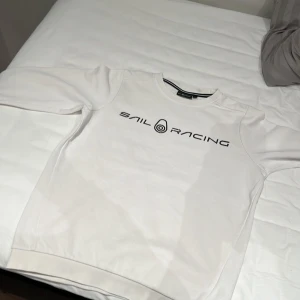 Vit sailracing tröja strl 150 - Skick 5/10 texten börjar försvinna lite, den är äkta och har storleken 150