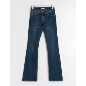 Lågmidjade jeans - Säljer mina snygga low waist tall bootcut jeans från Ginatricot!✨ De inte kommer till användning lika mycket längre.Jag brukar ha storlek xs/34 och de passar mig utmärkt!💕 Inget slitage  Skriv vid frågor! Nypris var 500kr