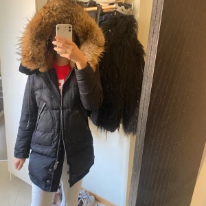 Cedrico pälsjacka  - Väl omhändertagen och väldigt bra skick!! Äkta päls 
