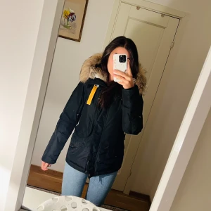 Parajumpers vinterjacka - Vinterjacka i slim fit. Mycket fint skick, sparsamt använd och ser ut som ny.
