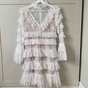 Vit by malina klänning - Vit by malina klänning i storlek M. Endast använd en gång, nyskick!!🤍