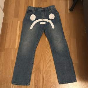 Feta bape baby milo jeans Inte äkta därför lågt pris Midja 37cm rakt över och ytterbenslängd 102cm Skriv vid andra funderingar