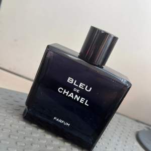 Tjena säljer min bleu de chanel köpte den förra året för 2000kr från kicks det är cirka 50ml kvar säljer den för 700kr kan även ta i mot byte!!