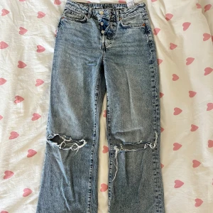 Levis jeans med slitna detaljer - Säljer jeans 
