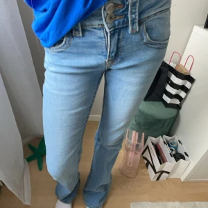 Ljus blå jeans - Ljus blå jeans från Gina Young i deras ”tall” modell! Använda några gånger men bra skick💓