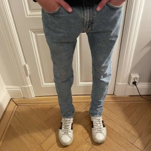Nudie jeans  - Säljer dessa populära nudie jeans! Nypris ligger på 1600kr. Hör av er vid eventuella frågor!
