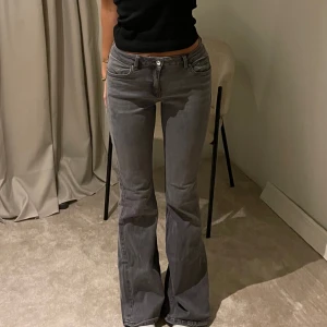 Grå bootcut jeans 36 - Säljer dessa så snygga bootcut jeans från mango storlek 36. De är långa och stretchiga. Nyskick! (Aldrig använda)💘💘