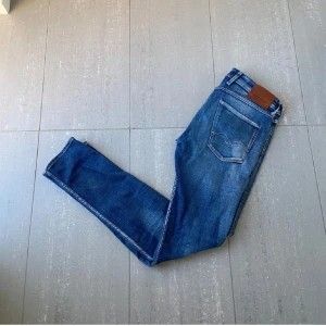 Replay Jeans - Säljer de här skit snygga replay jeansen. De är i bra skick. Skriv om fler bilder eller frågor. Storlek 33/34