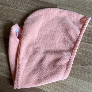 Hårhandduk  - Ej använd tror jag men ej i en förpackning. Onesize men relativt liten. 