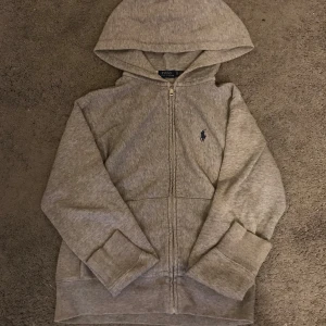 Ralph lauren zip hoodie - Tja, säljer nu denna feta Ralph lauren zip hoodie i 9/10 skick, inga defekter, denna hoodie är storlek xs men passar s, pris kan diskuteras vid snabbaffär.