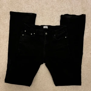Bootcut jeans🩷 - Supersnygga svarta bootcut jeans från grunt, säljer då dom är lite långa i benen för mig. Köpta för 400kr, pris kan diskuteras🩷