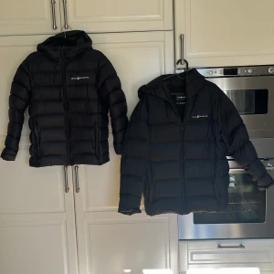 2 sail racing jackor  - Säljer dessa fina vinter/höst jackor som är använda en vinter sen Inge mer den som är 160 är perfekt som en höst jacka å funkar till vinter, den som är 176 är helt perfekt till vintern när de är som kallast -200 grader. skriv om ni vill lägga pris