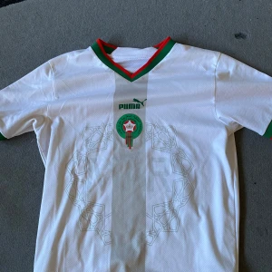 Fotbollströjor - Marocko och psg tröjorna är äkta från unisport inköpta för 1500kr styck   Psg mbappe S: 750 Marocko S: 750 Balmain S: 450 Brazil med fåglar M: 500  2000kr för allt