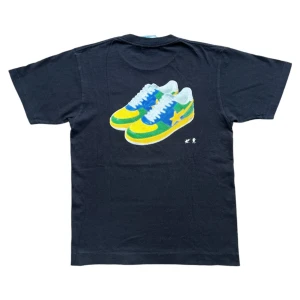 Bape Brazil Bapesta T-shirt  - Bape T-shirt med brazil bapesta tryck 🇧🇷. Bra skick inga fel. Väldigt sällsynt t-shirt. Från tidigare 2000tal. Skriv gärna vid frågor :)