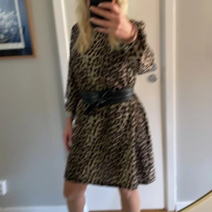 Leoklänning från bubbleroom NWOT - Stl 36 Så fin overknee för mig som är 161 Litet skärp i samma tyg medföljer också i perfekt skick   Svart bälte ingår ej