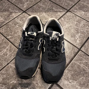 New balance skor - Säljer dessa skor från new balance. Det är lite trasiga på sidan men inget som märks. Annars i bra skick  och är i storlek 43. Pris kan diskuteras. Kom gärna med prisförslag!!