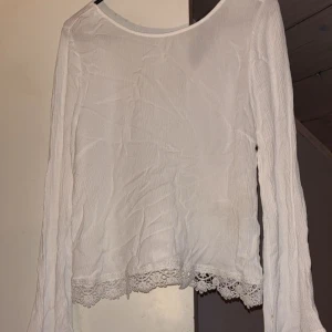 Vit topp  - Jag vet inte vad det är för storlek eller märke eftersom det va mammas tröja från när hon va liten. Den passar mig dom har s lite tajt men det funkar 