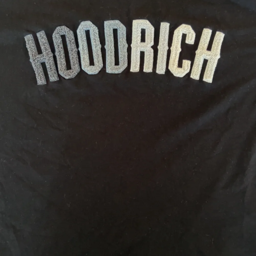 Säljer en svart t-shirt från Hoodrich med stort tryck på framsidan. Storleken är S men funkar för M ochså. Helt nya, nytt priss 600kr Mitt pris 199kr.T-shirten är perfekt för en avslappnad stil och passar till vardags.. T-shirts.