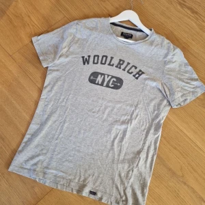 Woolrich t shirt - Snygg grå woolrich t shirt. Storlek S-M . Använd 1-3 ggr . Vid frågor och funderingar skicka iväg ett pm🙌