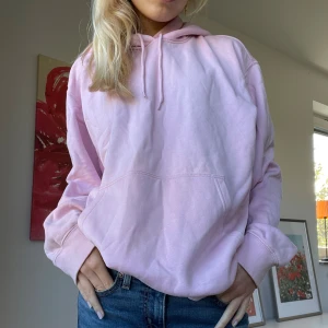Pink Hoodie - Säljer denna jättesöta, sköna, rosa hoodien i storlek L köpt från Weekday.💞