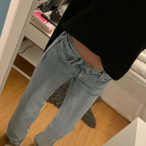 Jeans från weekday st 32💕 - Jag säljer nu mina jeans från weekday för de kommer inte till användning. Jätte fint skick💕kan diskutera pris💕