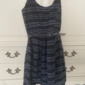 Klänning från BCBG Generation - Superfin kort svart klänning med vita sudda ränder på. Yttersta lagret är svart spets. Är lite ”ballongformad” nedtill och takt upptill med svart plastskärp. Fin både till fest och lite mer uppklätt. Nypris 220 euro (ca 2300 kr). Använd tre gånger. 