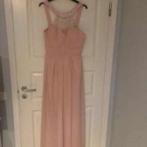Festklänning - Festklänning, använt 1 gång på ett bröllop. Nyskick.