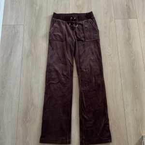 Juicy Couture  - Ett par juicy byxor i storlek s jättebra skick använd 1-2 gånger  Jag är 164 cm lång och dom är lite för långa för mig ❤️