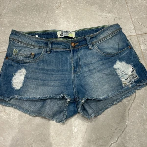 Jätte snygga jeans shorts i stl M, säljer för 190kr - Jätte fina!!!