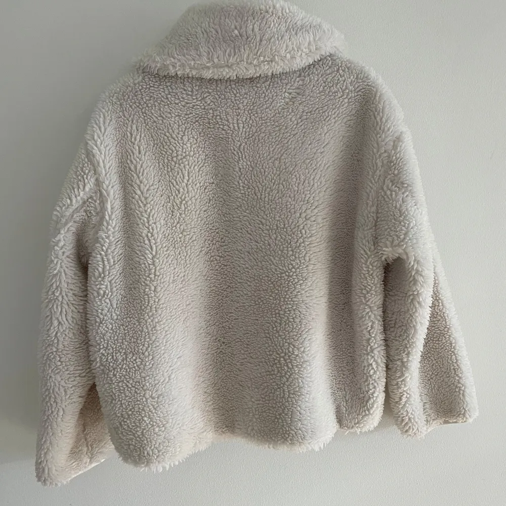 Supermysig och fin teddyjacka från Weekday i storlek S som är något oversized. Endast använd några gånger, ser ut som ny. Från förra höst/vinter säsongen och finns inte kvar längre.. Takit.