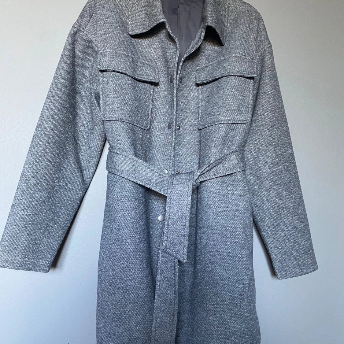 Vår/höst jacka i längre skjortmodell