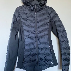 Funktionsjacka  - Funktionsjacka, perfekt höstjacka eller som jacka vid idrottande eller som ett extra lager.