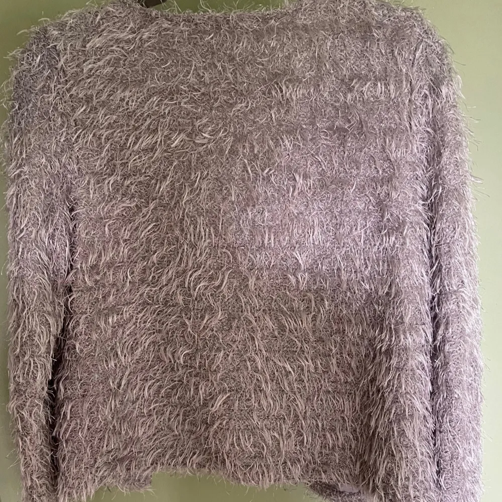 Skick: Mycket gott, sparsamt använd Material: 100% polyester Tvättråd: 30°. Neuletakit & Villapaidat.