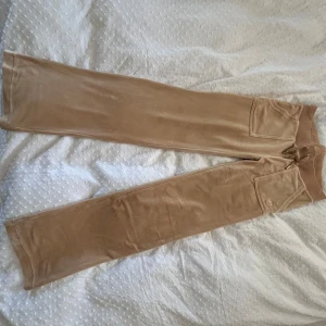 Juicy - Beiga juicy counture byxer som jag säljer då de inte kommer till användning, inga defekter. Bara att höra av er💕