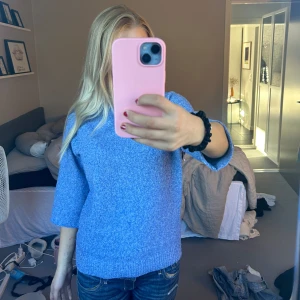 Blå stickad tröja - Säljer en superfin blå stickad tröja med trekvartsärm. Perfekt för både vår och höst när det är lite kyligt ute. Tröjan har en normal passform och är riktigt mysig att ha på sig. Passar perfekt till jeans för en avslappnad look! Har klippt den själv🥰