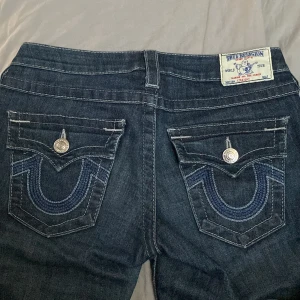 True Religione jeans - Säljer dom här jätte snygga True Religion jeans på grund av att dom är förstora! Dragkedja har gått sönder men de är inget man tänker på och kan lagas lätt! Köpta här på Plick hon som hade dem innan mig köpte dom för 1600kr nya!💗pris kan diskuteras💗 