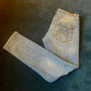 Ett par blå/ljus blå dondup jeans i storlek 34, passar er som är något längre men ändå vill ha ett par sköna jeans!