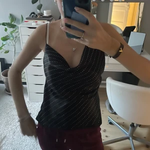Topp - Super fin topp från Zara med paljetter/diamant stenar på. Använd 1 gång🩷