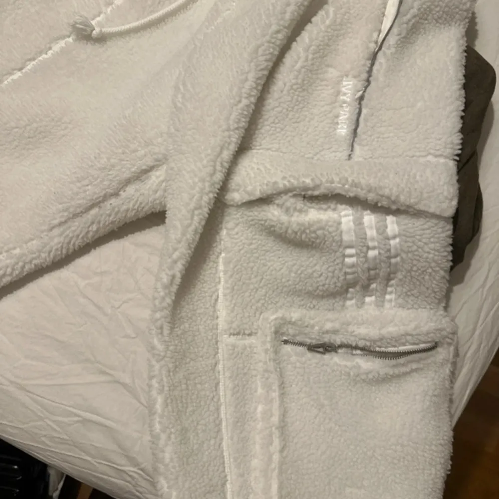 Beyonces kollektion IVY PARK x Adidas. Teddybyxor cargo. Super coola, unika & mysiga. Använda 2 gånger.. Farkut & Housut.