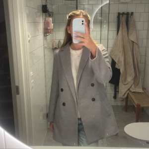 Höstkappa - Säljer min gråa kappa från hm, då den inte kommer till användning längre💕 Stl 36