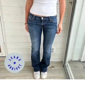 Lågmidjade jeans - Ett par lågmidjade jeans från g-star raw i mörkblå tvätt. Midjemått 37x2cm och innerbenslängd 80cm. Jättefina jeans i väldigt bra skick. (Lånade bilder från jeansarkivet)