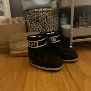 Moon Boots  - Jag säljer dessa skor pågrund av att dom aldrig kommer till användning. Dom är som nya då jag använt dom typ 2 gånger.  Dessa skor är perfekta för både vardag och fest med en modern design och väldigt bekväma.   