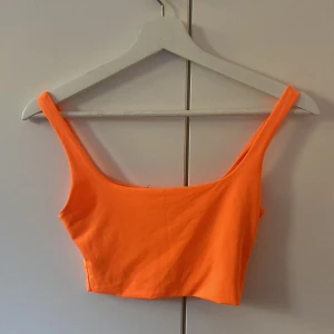Neonfärgad topp - Topp från bershka, endast använd ett fåtal gånger och är i bra skick.