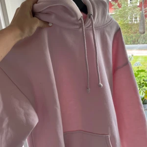 Rosa hoodie  - Säljer min rosa hoodie från BikBok då den är lite liten. Den är oversize i storlek xs. Väldigt bra skick 💞