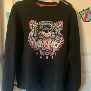 kenzo sweatshirt  - perfekt för vintern då den är tjock och varm, använder den inte längre då jag har bytt stil, priset är inte hugget i 🪨